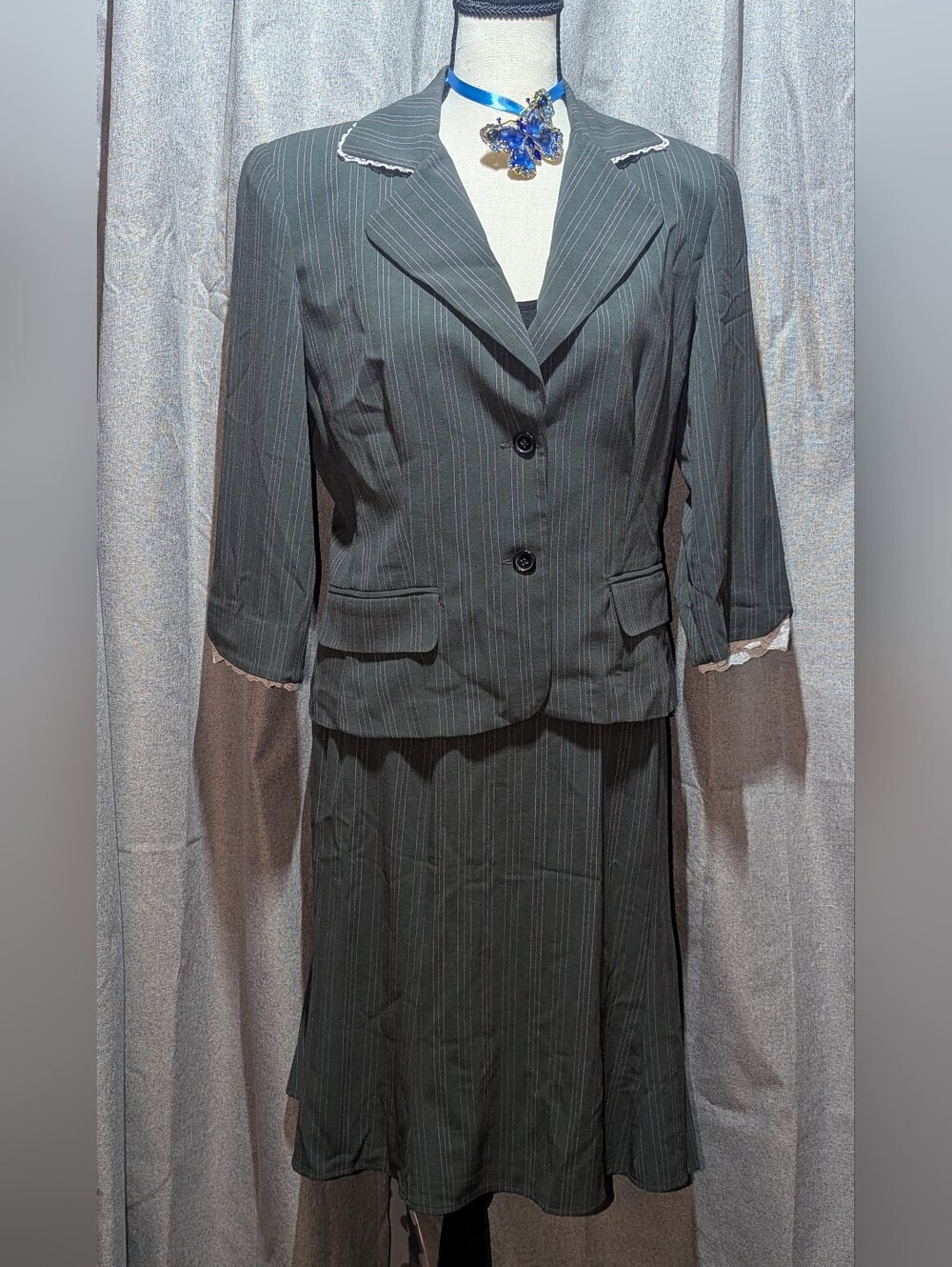 STUDIO I Skirt Suit Set w/Pinstripes & Lace Trim Around The Collar & Cuffs 8P
